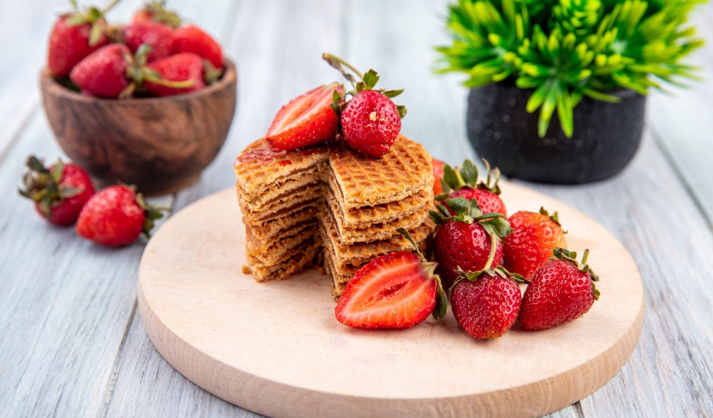 Хрустящие вафли со свежей клубникой 