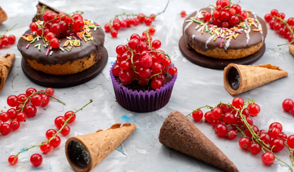 Кексы с шоколадом и красной смородиной 