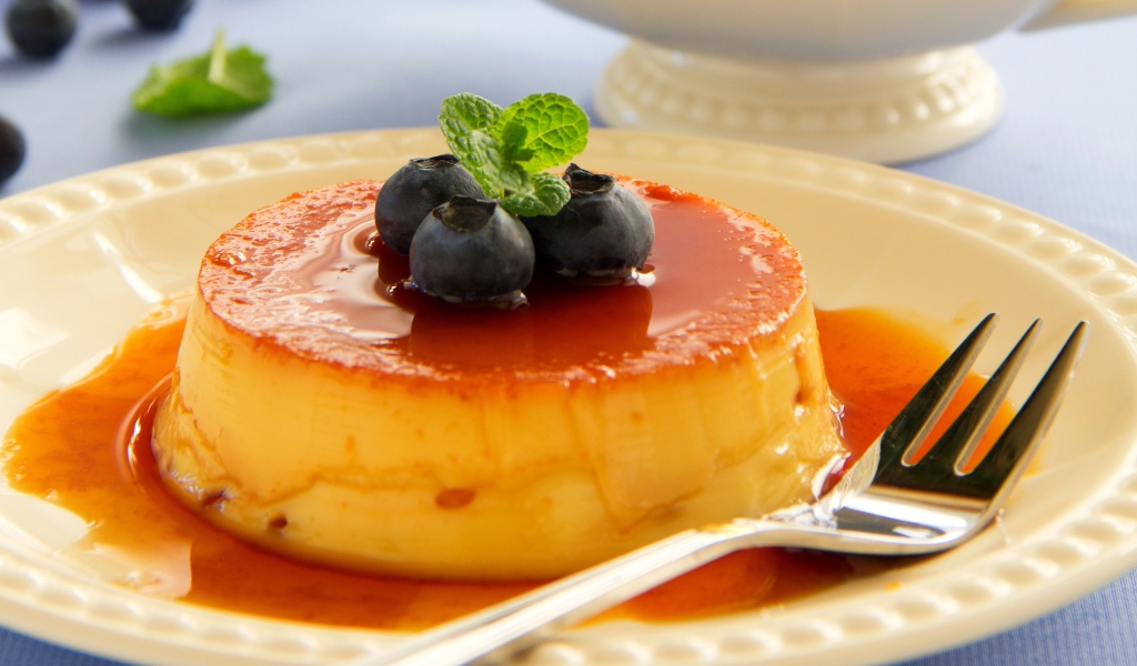 Творожный десерт с сиропом и ягодами черники