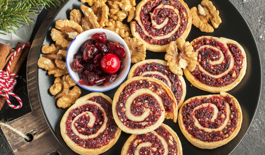 Вкусное печенье на тарелке с сухофруктами и орехами 