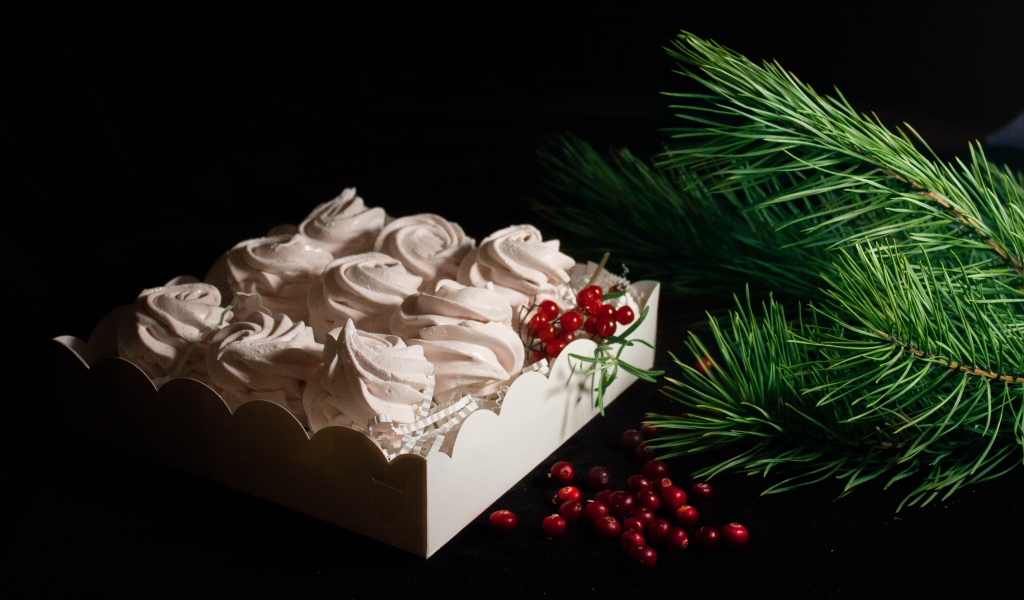 Вкусный десерт меренга с еловой веткой