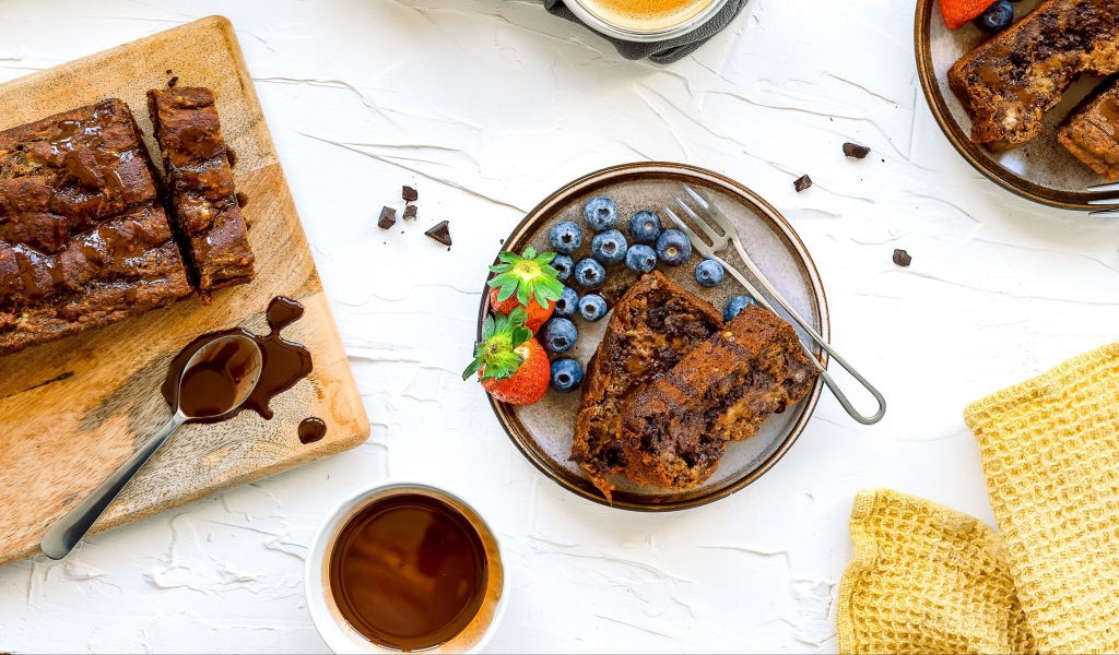 Вкусный пирог с шоколадом и ягодами черники и клубники