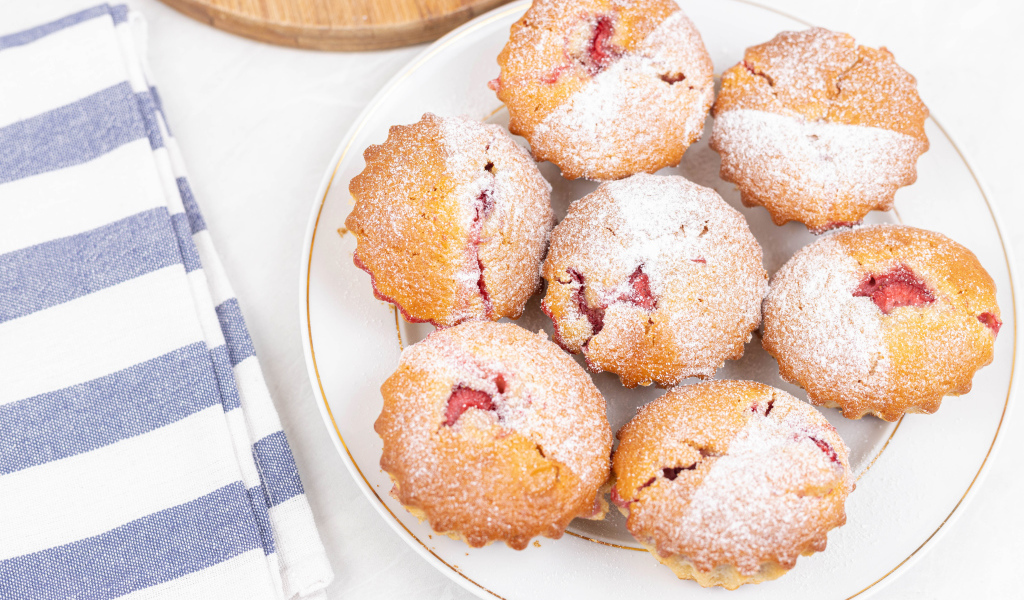 Вкусные кексы с клубникой с сахарной пудрой