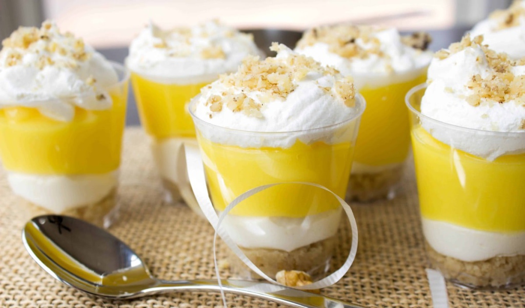 Десерт в стакане со взбитыми сливками