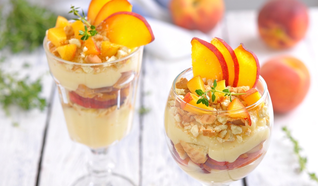 Десерт в стаканах с кусочками свежего нектарина 