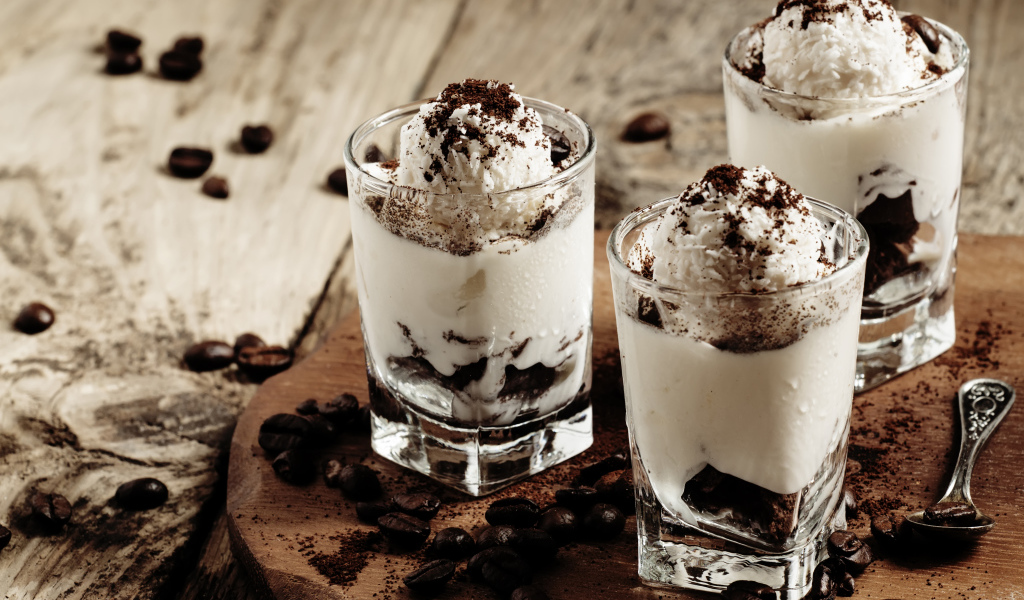 Десерт с взбитыми сливками и кофе 