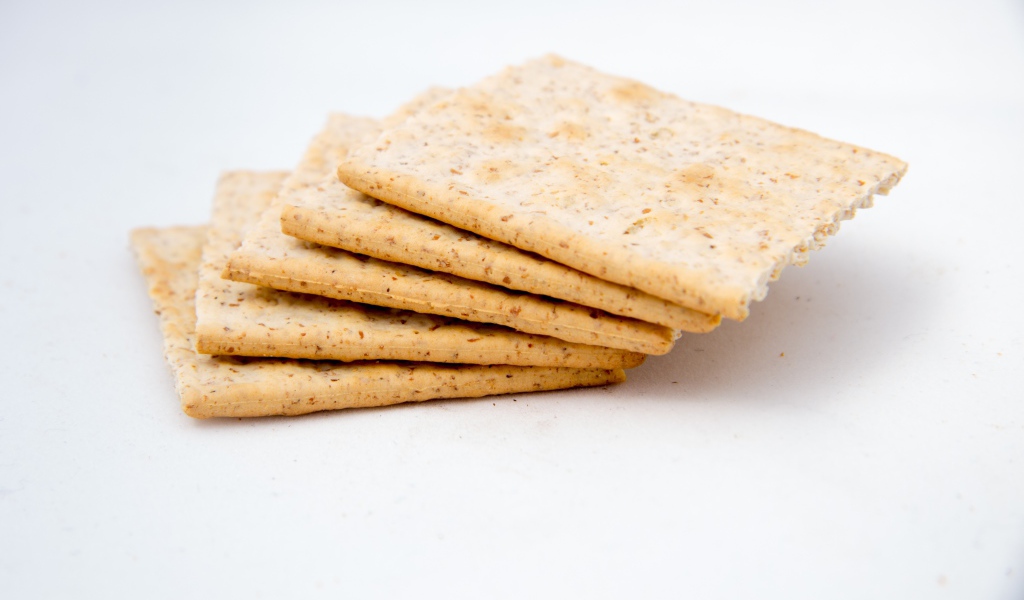 Сухое печенье галеты на белом фоне
