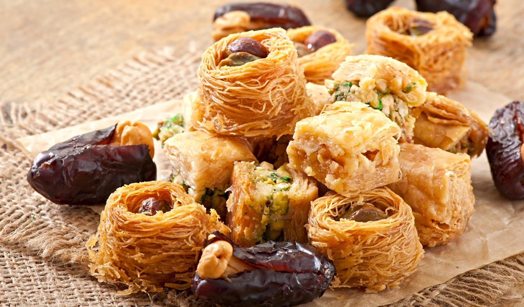 Восточная пахлава с финиками 
