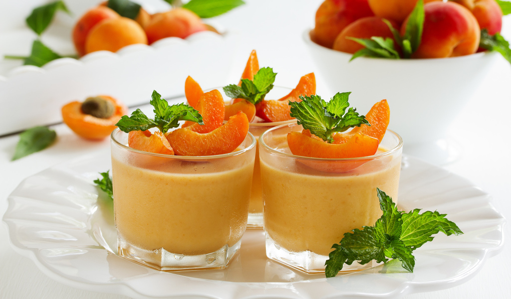 Фруктовый йогурт с кусочками абрикоса и мятой 