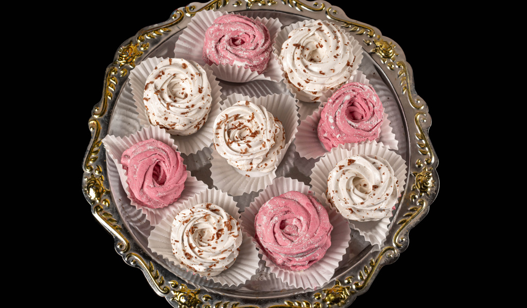 Домашний фруктовый зефир на черном фоне