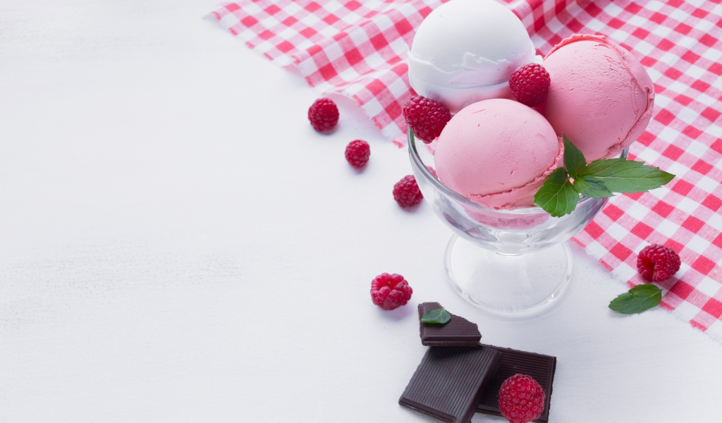 Шарики мороженого с ягодами малины и кусочками шоколада