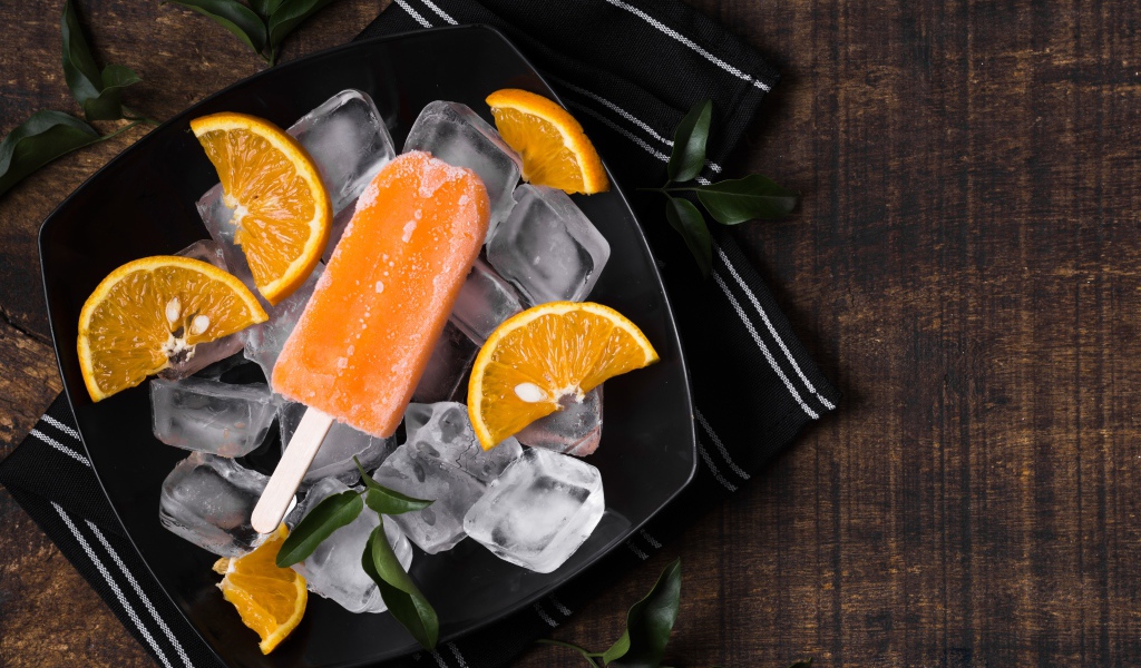 Мороженое с кусочками льда и апельсинами 