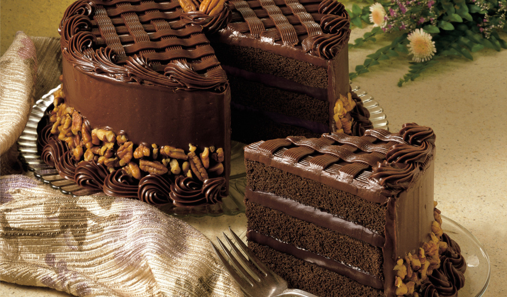Большой шоколадный праздничный торт с орехами 