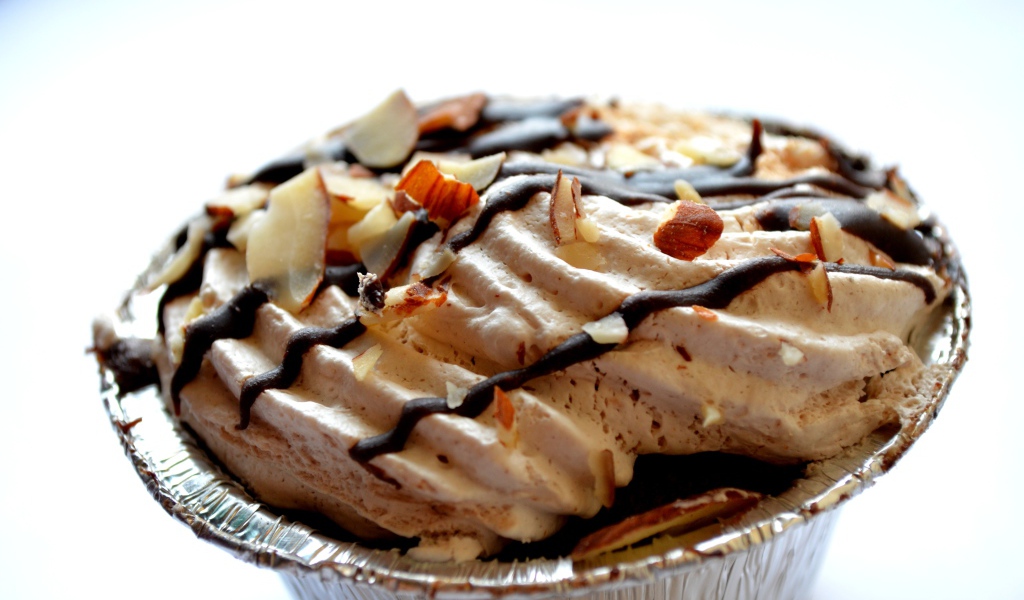 Пирожное меренга с орехами и шоколадом