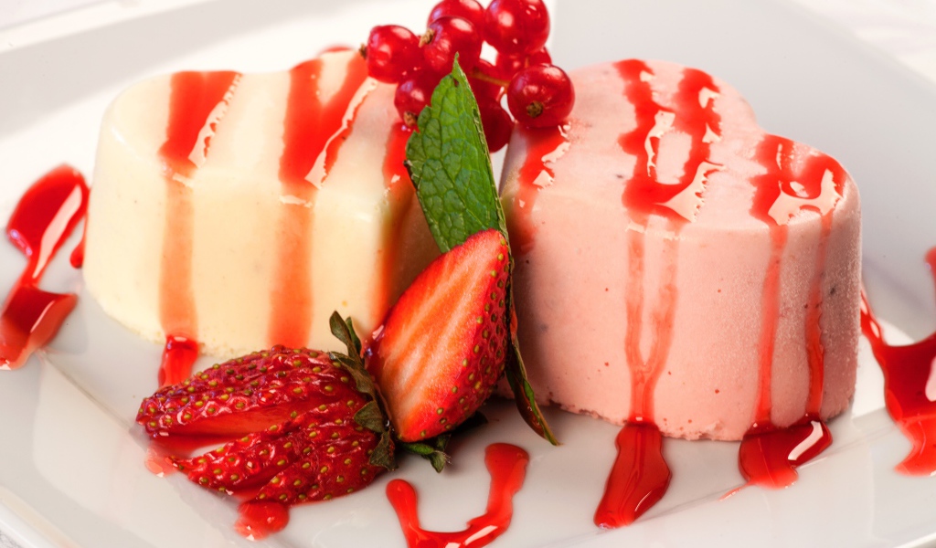 Молочное и клубничное желе с клубникой и смородиной 