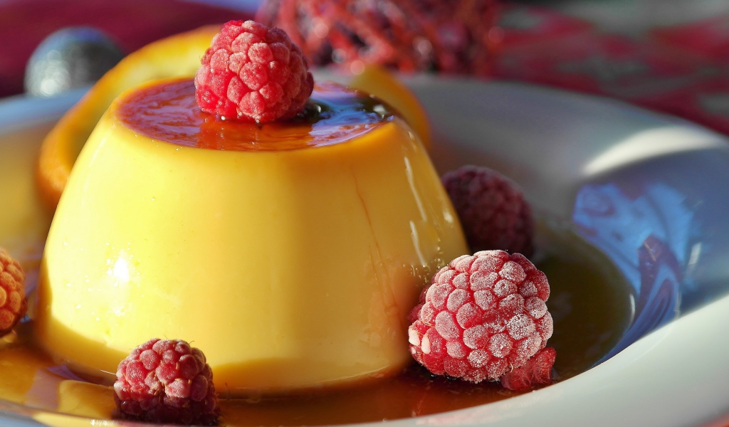 Молочное желе с сиропом и ягодами малины 