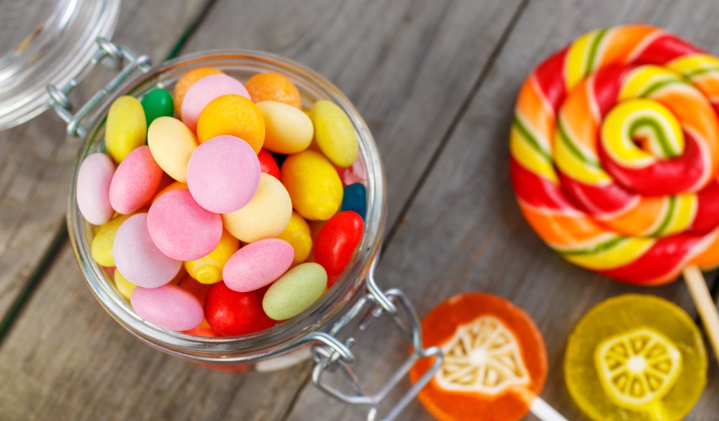 Разноцветные леденцы в банке на столе