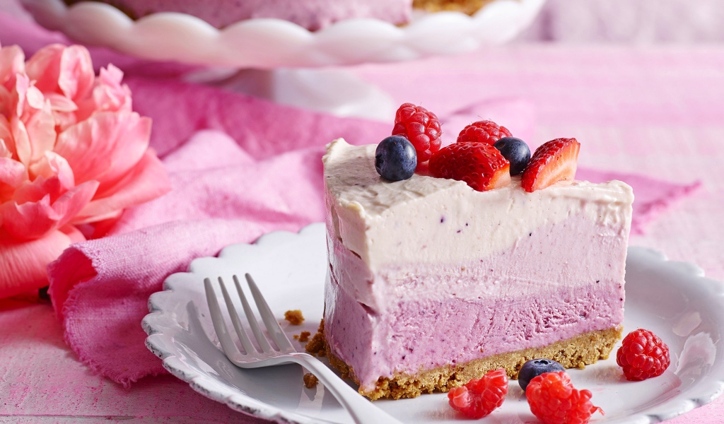 Кусок торта суфле с ягодами на столе 