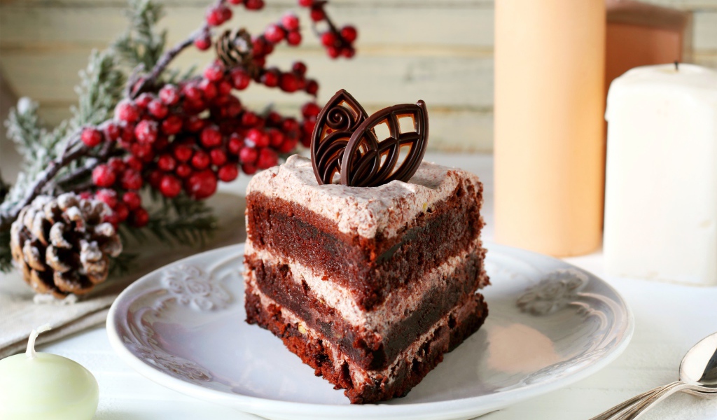 Кусок шоколадного торта на белой тарелке на столе