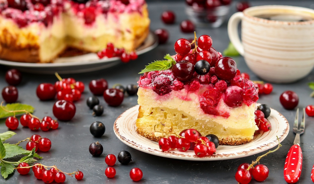 Кусок пирога с ягодами и творогом