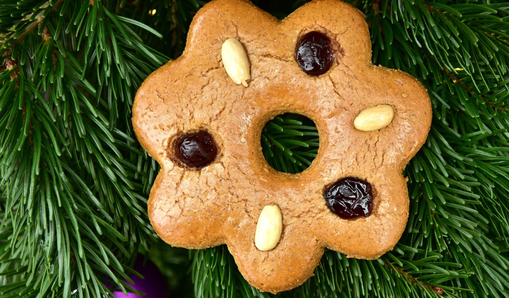 Печенье с изюмом  и арахисом с еловой веткой