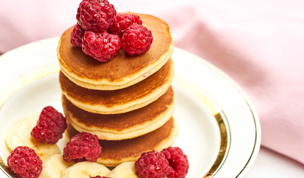 Румяные оладьи с ягодами малины и бананом 