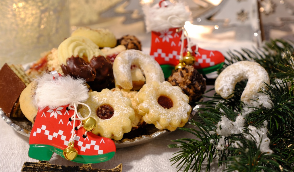 Песочное печенье и украшения к празднику 