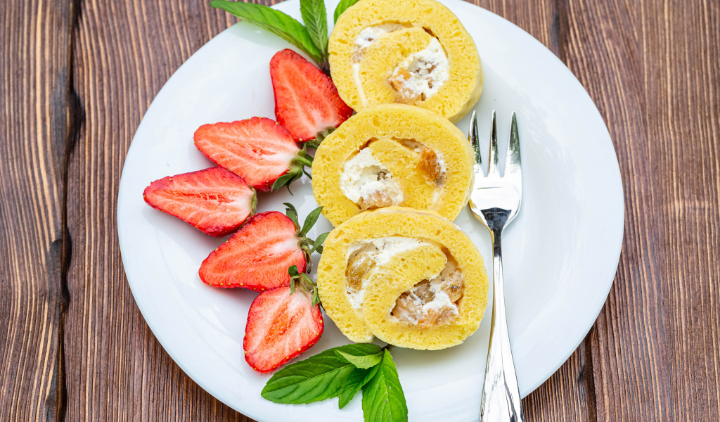 Бисквитный рулет  с кусочками клубники