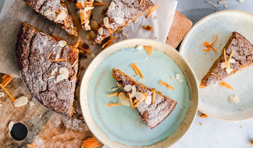 Сладкий пирог нарезанный на куски