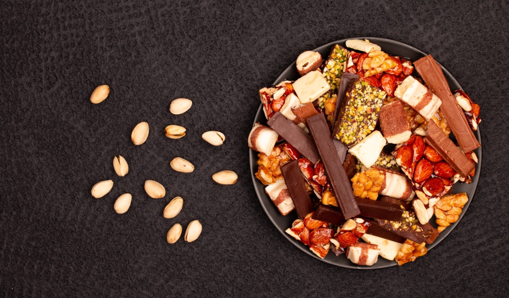 Сладости с орехами на черном столе 