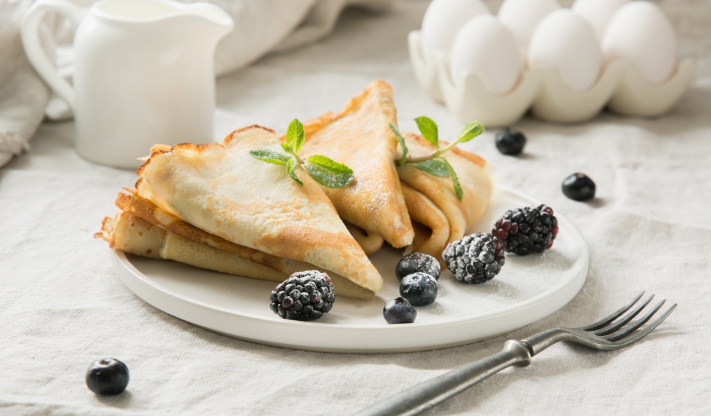 Тонкие аппетитные блинчики с ягодами ежевики и черники