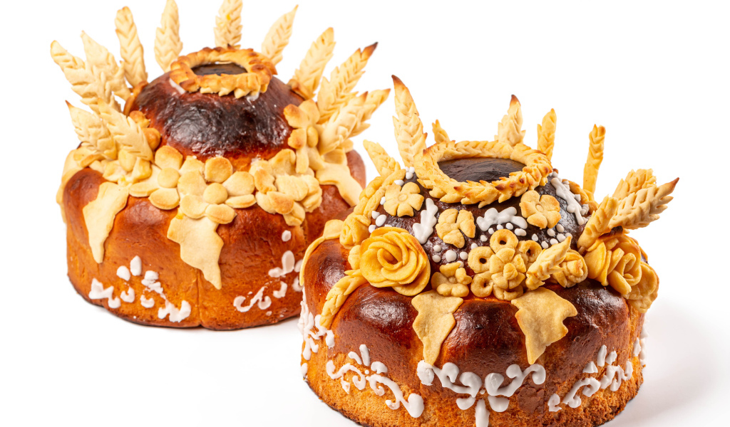 Два каравая с цветами на белом фоне