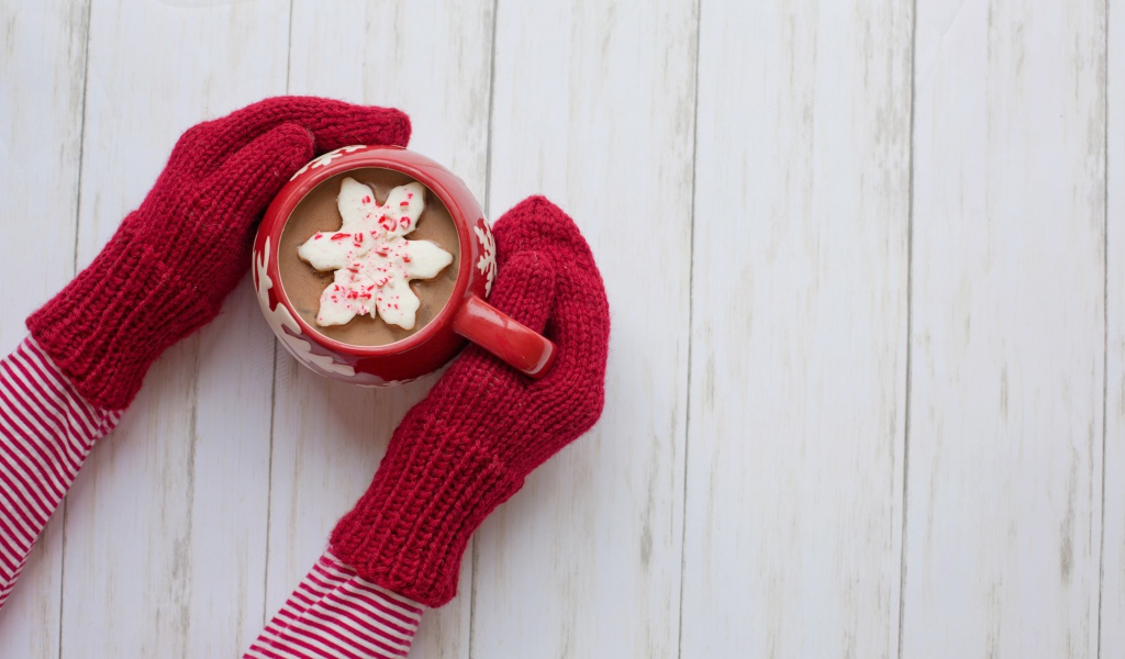 Чашка чая с печеньем в руках девушки 