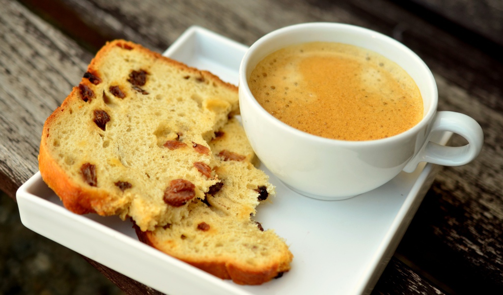 Чашка кофе на тарелке с кусочками кекса 