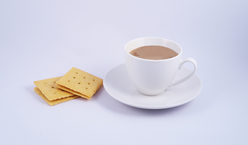 Чашка кофе на столе с галетами