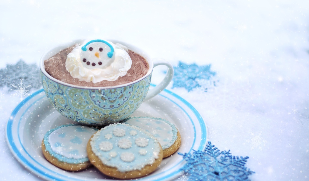 Чашка кофе с печеньем на снегу