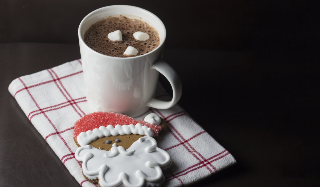 Чашка кофе с праздничным печеньем на черном фоне