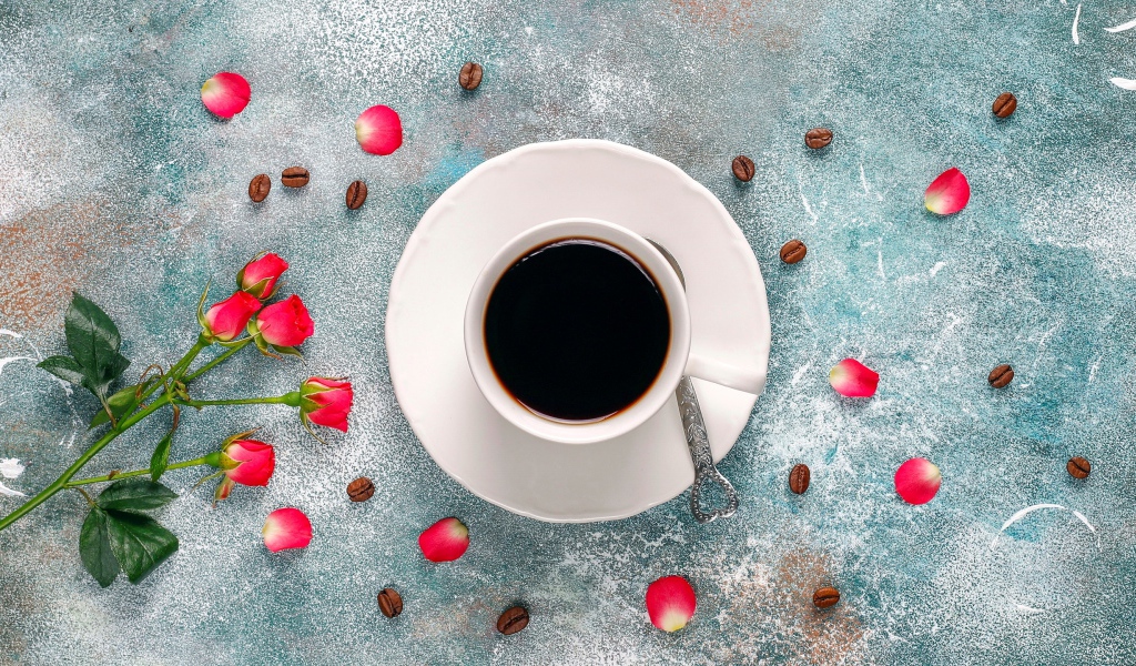 Чашка кофе с розовой розой на столе
