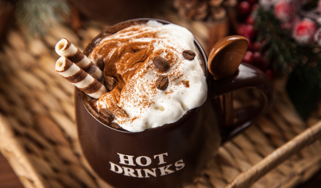 Чашка горячего шоколада со сливками на столе