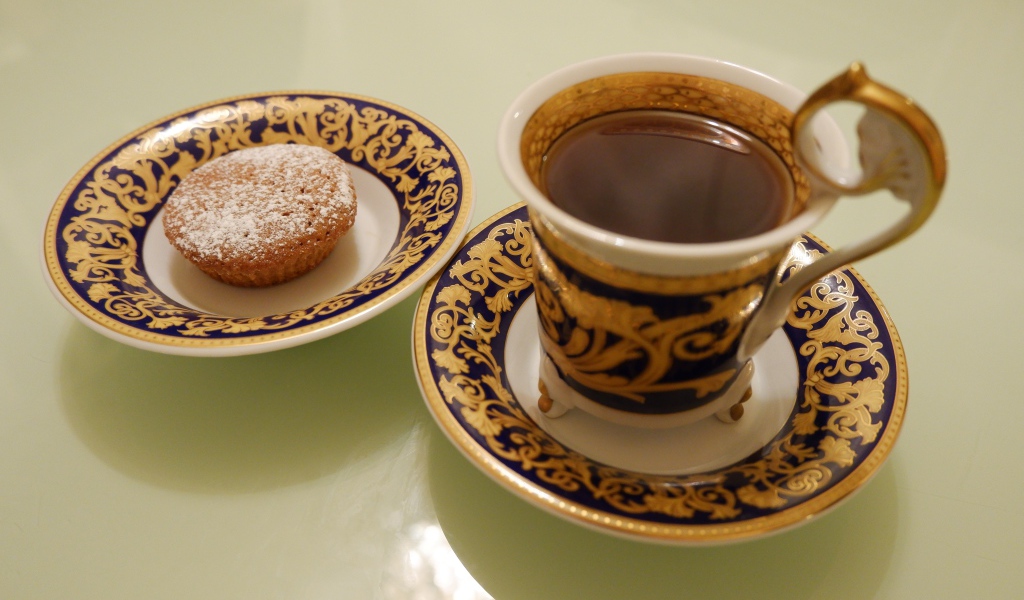 Чашка чая на столе с кексом