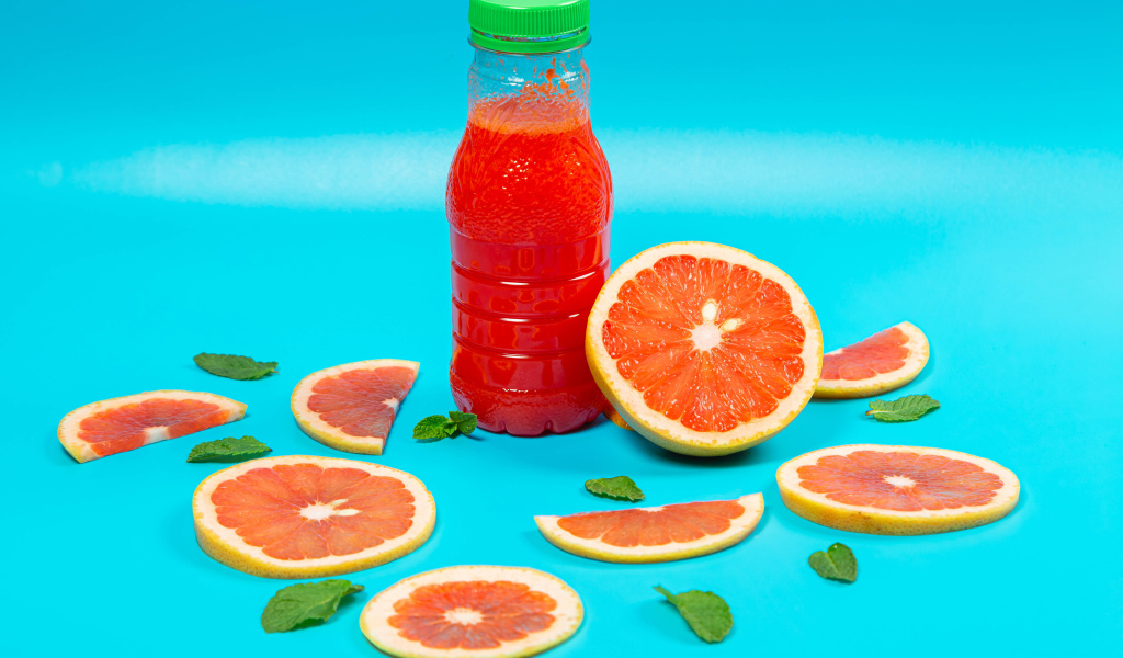 Напиток с грейпфрутом на голубом фоне