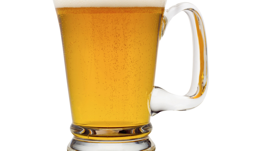 Бокал пенного пива на белом фоне
