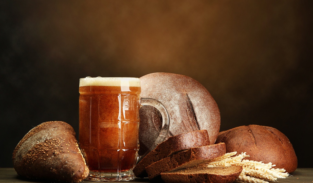 Бокал кваса на столе с хлебом