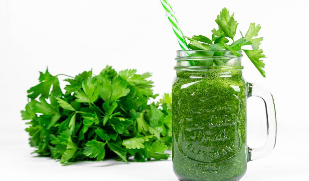 Зеленый смузи на столе с петрушкой
