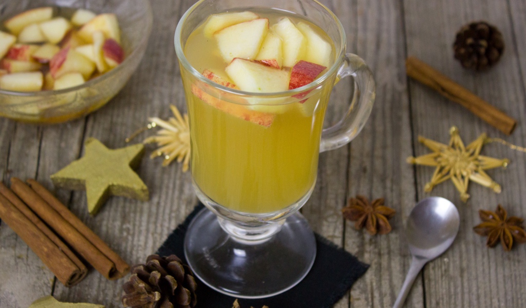 Горячий яблочный напиток с корицей 