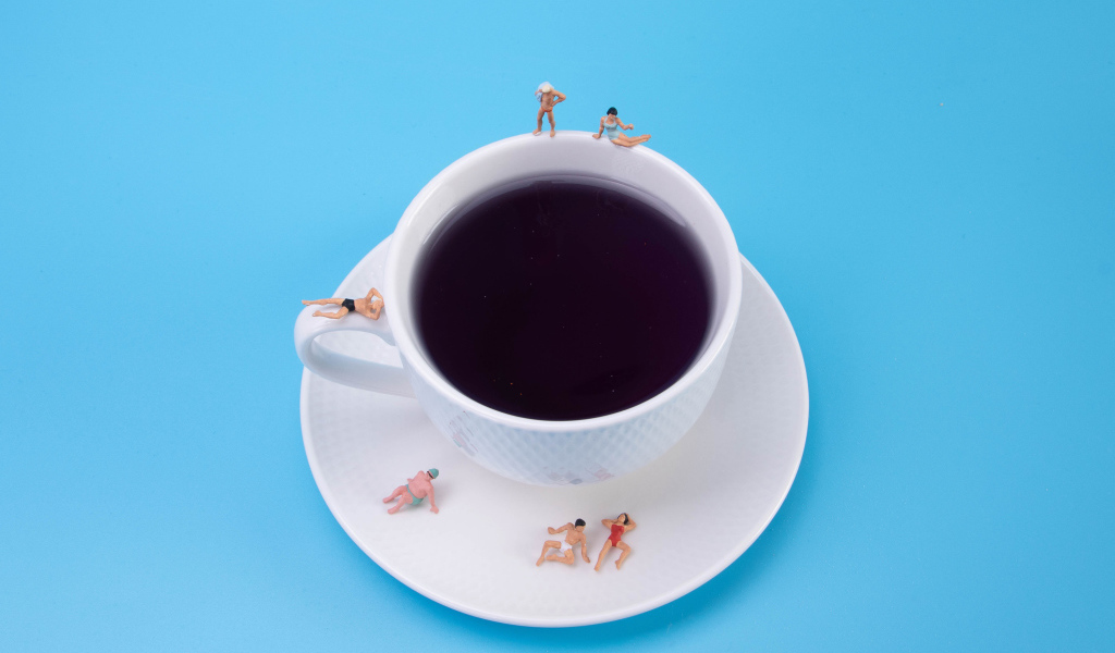 Большая белая чашка кофе на голубом фоне