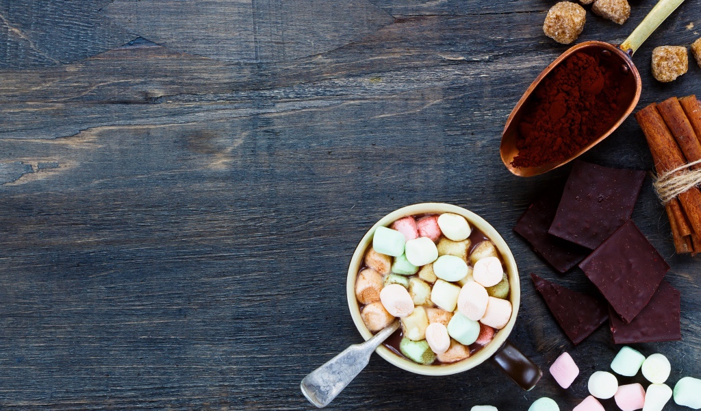 Маршмеллоу на столе с шоколадом и корицей