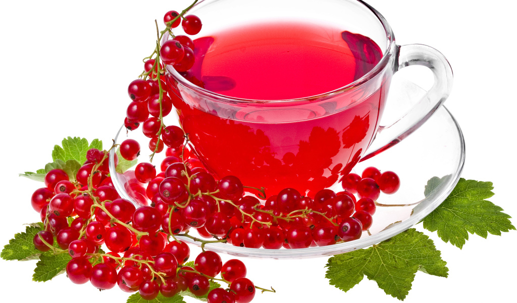 Красный чай на белом фоне с красной смородиной