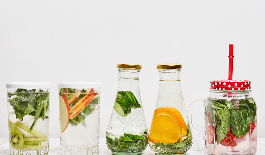 Освежающие коктейли на сером фоне