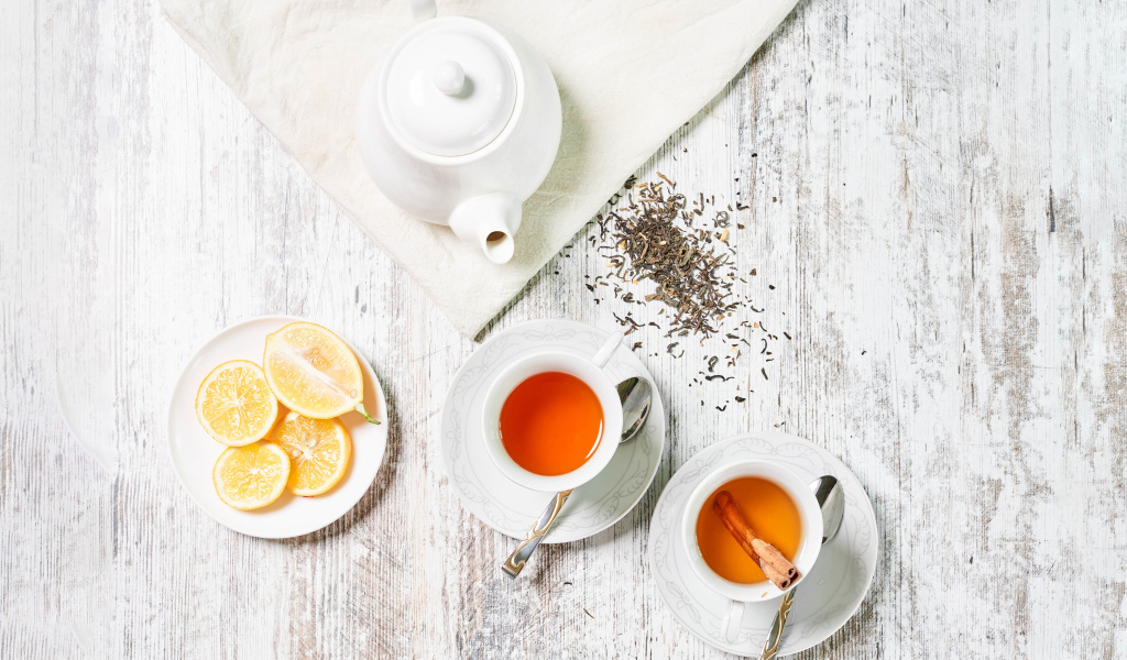 Чай на столе с кусками лимона